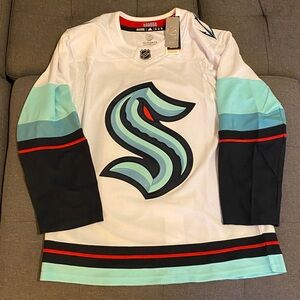 *New* Seattle Kraken Adidas Prime Green NHL Away Jersey Size 50 / Men’s Medium